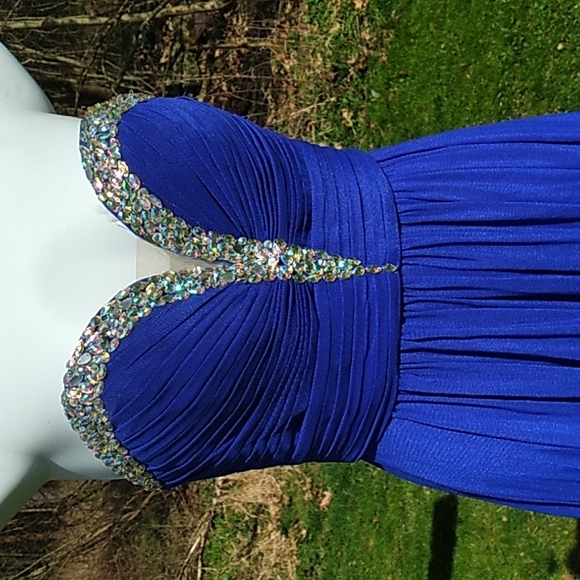 Prom gown size 4 - Picture 2 of 10